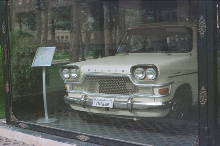 Nackt im Auto: Was erlaubt ist und worauf Sie achten sollten